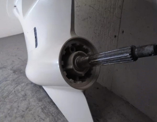 Used Yamaha F350 V8 Lower Unit - Image 3